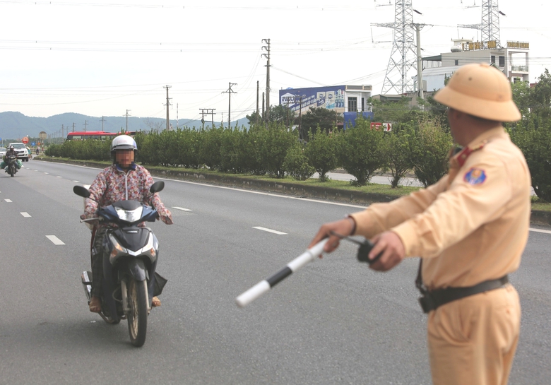 CSGT Thanh H&oacute;a chốt chặn kh&eacute;p k&iacute;n ng&agrave;y đ&ecirc;m, ki&ecirc;n quyết xử l&yacute; "ma men" l&aacute;i xe- Ảnh 3.