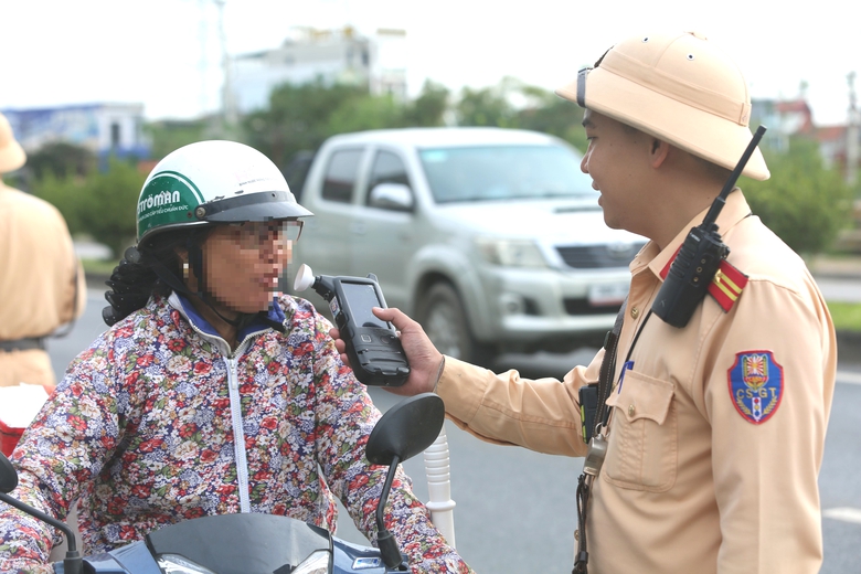 CSGT Thanh H&oacute;a chốt chặn kh&eacute;p k&iacute;n ng&agrave;y đ&ecirc;m, ki&ecirc;n quyết xử l&yacute; "ma men" l&aacute;i xe- Ảnh 4.