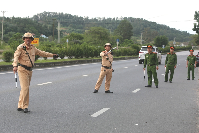 CSGT Thanh H&oacute;a chốt chặn kh&eacute;p k&iacute;n ng&agrave;y đ&ecirc;m, ki&ecirc;n quyết xử l&yacute; "ma men" l&aacute;i xe- Ảnh 2.