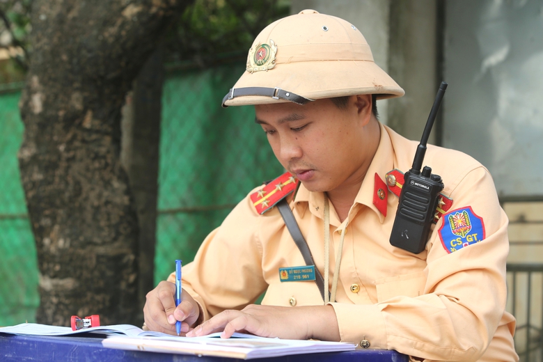 CSGT Thanh H&oacute;a chốt chặn kh&eacute;p k&iacute;n ng&agrave;y đ&ecirc;m, ki&ecirc;n quyết xử l&yacute; "ma men" l&aacute;i xe- Ảnh 7.
