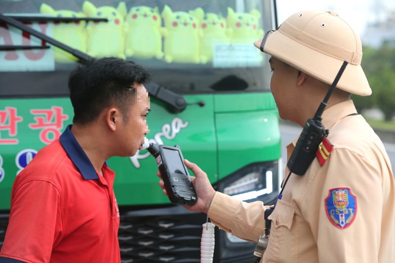 CSGT Thanh H&oacute;a chốt chặn kh&eacute;p k&iacute;n ng&agrave;y đ&ecirc;m, ki&ecirc;n quyết xử l&yacute; "ma men" l&aacute;i xe- Ảnh 6.