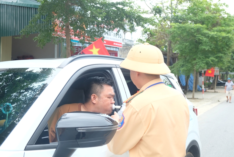 CSGT Thanh H&oacute;a chốt chặn kh&eacute;p k&iacute;n ng&agrave;y đ&ecirc;m, ki&ecirc;n quyết xử l&yacute; "ma men" l&aacute;i xe- Ảnh 8.