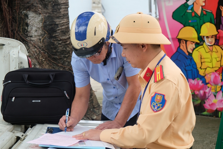 CSGT Thanh H&oacute;a chốt chặn kh&eacute;p k&iacute;n ng&agrave;y đ&ecirc;m, ki&ecirc;n quyết xử l&yacute; "ma men" l&aacute;i xe- Ảnh 10.