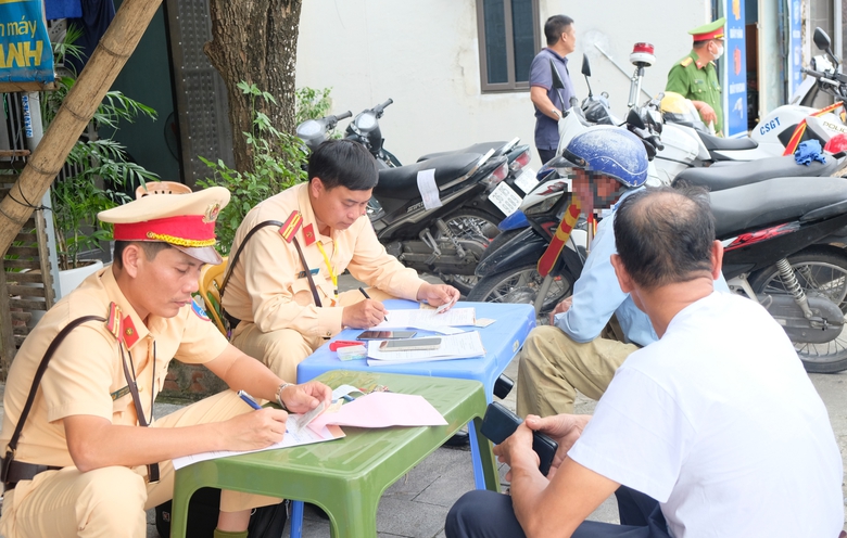 CSGT Thanh H&oacute;a chốt chặn kh&eacute;p k&iacute;n ng&agrave;y đ&ecirc;m, ki&ecirc;n quyết xử l&yacute; "ma men" l&aacute;i xe- Ảnh 9.