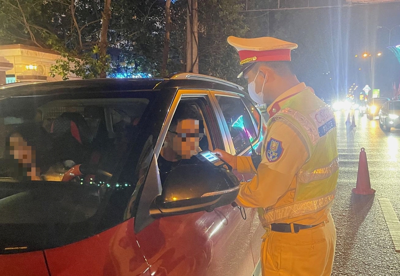 CSGT Thanh H&oacute;a chốt chặn kh&eacute;p k&iacute;n ng&agrave;y đ&ecirc;m, ki&ecirc;n quyết xử l&yacute; "ma men" l&aacute;i xe- Ảnh 11.