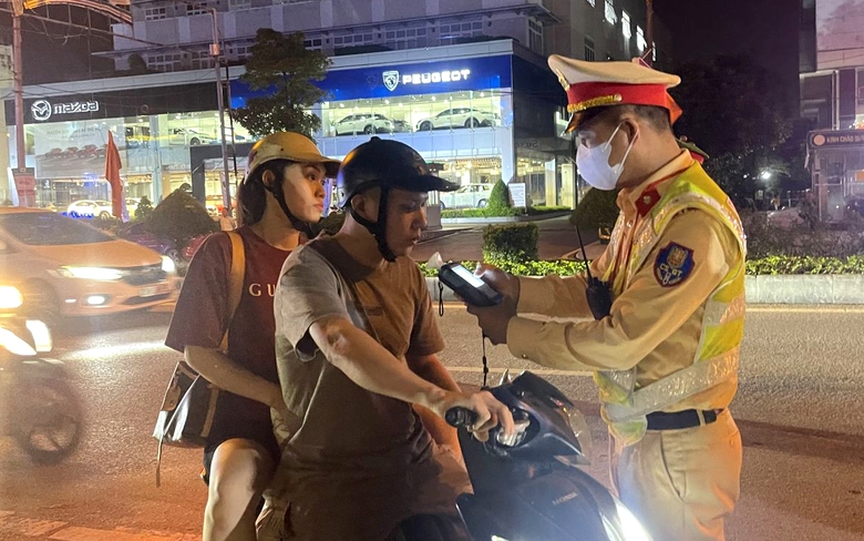 CSGT Thanh H&oacute;a chốt chặn kh&eacute;p k&iacute;n ng&agrave;y đ&ecirc;m, ki&ecirc;n quyết xử l&yacute; "ma men" l&aacute;i xe- Ảnh 12.