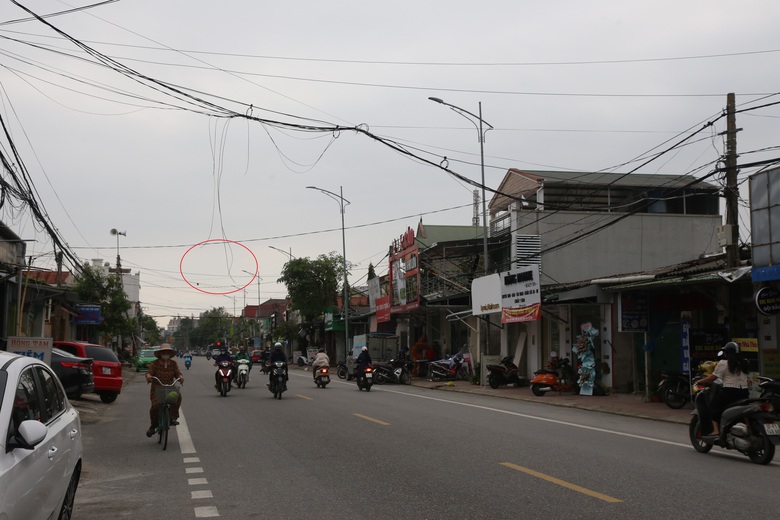 Nghệ An: D&acirc;y c&aacute;p s&agrave; xuống đường, hiểm họa r&igrave;nh rập người tham gia giao th&ocirc;ng- Ảnh 4.