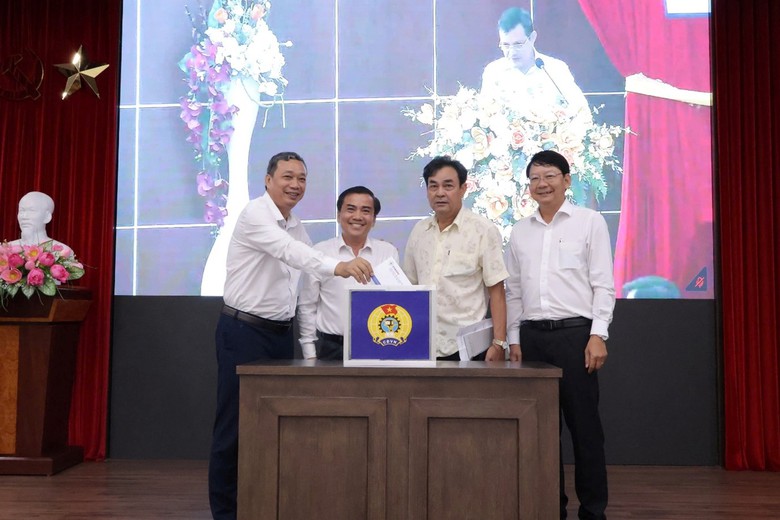 EVNSPC đóng góp gần 10 tỷ đồng ủng hộ đồng bào khắc phục hậu quả bão lũ và nhân dân Cu Ba- Ảnh 4. EVNSPC đóng góp gần 10 tỷ đồng ủng hộ đồng bào khắc phục hậu quả bão lũ và nhân dân Cu Ba- Ảnh 4.