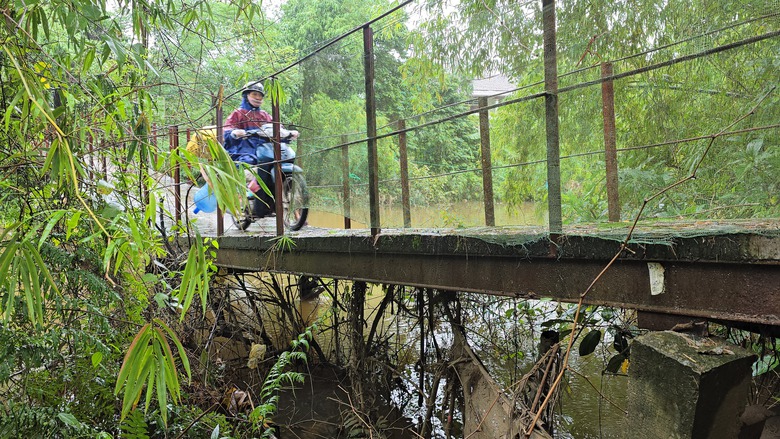 Rùng mình qua cây cầu bị lún võng, nứt gãy do bão lũ ở Quảng Trị- Ảnh 1. Rùng mình qua cây cầu bị lún võng, nứt gãy do bão lũ ở Quảng Trị- Ảnh 1.