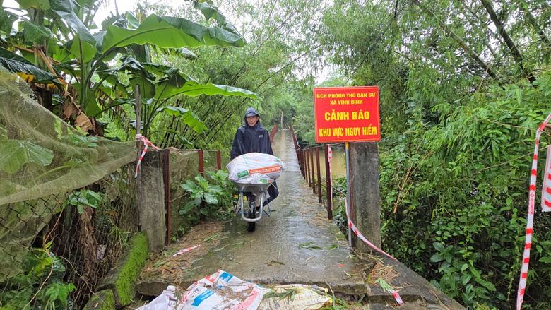 Rùng mình qua cây cầu bị lún võng, nứt gãy do bão lũ ở Quảng Trị- Ảnh 8. Rùng mình qua cây cầu bị lún võng, nứt gãy do bão lũ ở Quảng Trị- Ảnh 8.