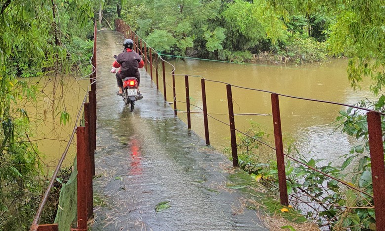 Rùng mình qua cây cầu bị lún võng, nứt gãy do bão lũ ở Quảng Trị- Ảnh 10. Rùng mình qua cây cầu bị lún võng, nứt gãy do bão lũ ở Quảng Trị- Ảnh 10.