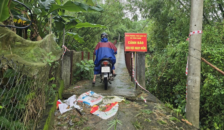 Rùng mình qua cây cầu bị lún võng, nứt gãy do bão lũ ở Quảng Trị- Ảnh 9. Rùng mình qua cây cầu bị lún võng, nứt gãy do bão lũ ở Quảng Trị- Ảnh 9.
