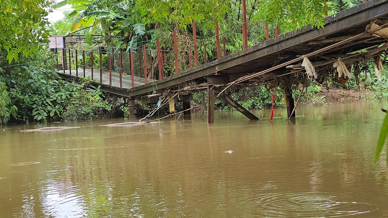 Rùng mình qua cây cầu bị lún võng, nứt gãy do bão lũ ở Quảng Trị- Ảnh 2. Rùng mình qua cây cầu bị lún võng, nứt gãy do bão lũ ở Quảng Trị- Ảnh 2.