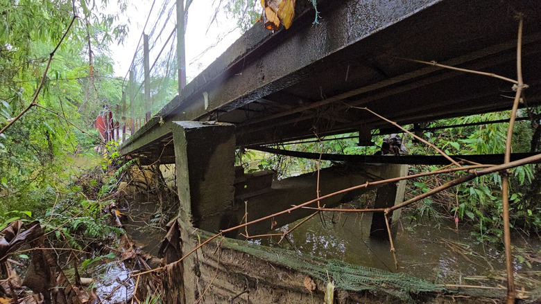 Rùng mình qua cây cầu bị lún võng, nứt gãy do bão lũ ở Quảng Trị- Ảnh 3. Rùng mình qua cây cầu bị lún võng, nứt gãy do bão lũ ở Quảng Trị- Ảnh 3.