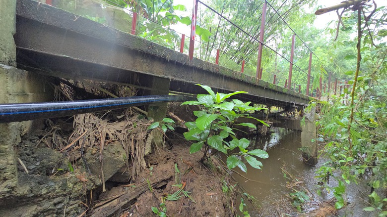 Rùng mình qua cây cầu bị lún võng, nứt gãy do bão lũ ở Quảng Trị- Ảnh 4. Rùng mình qua cây cầu bị lún võng, nứt gãy do bão lũ ở Quảng Trị- Ảnh 4.