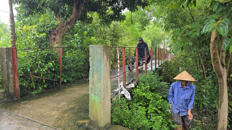 Rùng mình qua cây cầu bị lún võng, nứt gãy do bão lũ ở Quảng Trị- Ảnh 5. Rùng mình qua cây cầu bị lún võng, nứt gãy do bão lũ ở Quảng Trị- Ảnh 5.