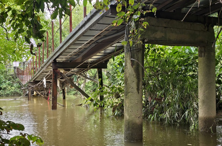 Rùng mình qua cây cầu bị lún võng, nứt gãy do bão lũ ở Quảng Trị- Ảnh 6. Rùng mình qua cây cầu bị lún võng, nứt gãy do bão lũ ở Quảng Trị- Ảnh 6.