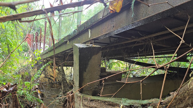 Rùng mình qua cây cầu bị lún võng, nứt gãy do bão lũ ở Quảng Trị- Ảnh 7. Rùng mình qua cây cầu bị lún võng, nứt gãy do bão lũ ở Quảng Trị- Ảnh 7.