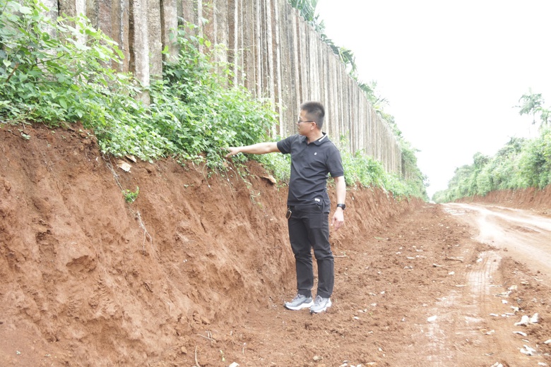 Đắk Lắk: Nghi vấn khai th&aacute;c đất tr&aacute;i ph&eacute;p tr&ecirc;n tuyến đường Ea Hồ - Tam Giang đang thi c&ocirc;ng- Ảnh 2.