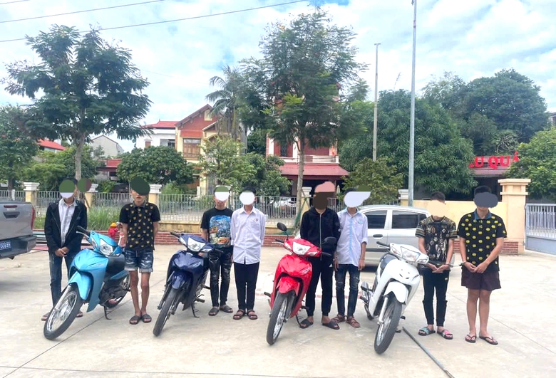 Điều tra nh&oacute;m thanh ni&ecirc;n Bắc Ninh cầm dao, kiếm vứt xe bỏ chạy khi gặp c&ocirc;ng an- Ảnh 2.