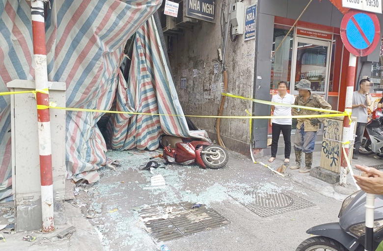 Hà Nội: Điều tra vụ bê tông, kính rơi từ ngôi nhà đang phá dỡ làm một người tử vong- Ảnh 1. Hà Nội: Điều tra vụ bê tông, kính rơi từ ngôi nhà đang phá dỡ làm một người tử vong- Ảnh 1.