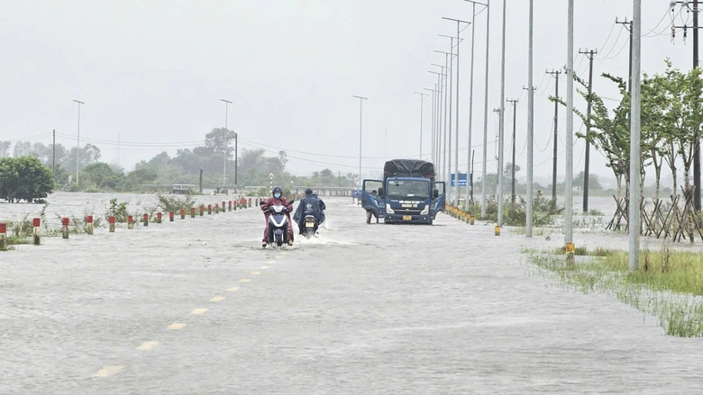B&atilde;o 12 chưa đổ bộ, nhiều v&ugrave;ng thấp trũng của Huế đ&atilde; ngập s&acirc;u- Ảnh 2.