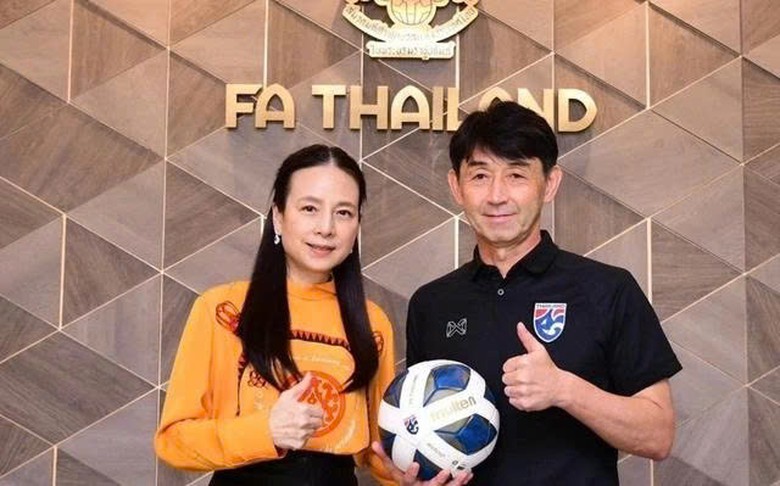 Chuy&ecirc;n gia b&oacute;ng đ&aacute; Th&aacute;i Lan chỉ tr&iacute;ch Madam Pang v&igrave; h&agrave;nh động kh&oacute; hiểu- Ảnh 1.