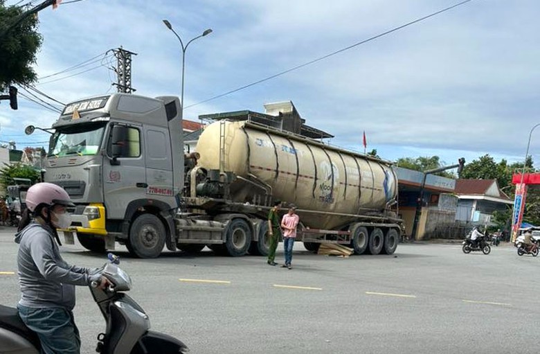 Hiện trường vụ tai nạn khiến người đ&agrave;n &ocirc;ng tử vong tại chỗ.