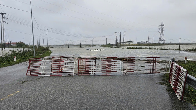 Huế: Bờ biển bị xâm thực nặng, nhiều tuyến đường sạt lở do triều cường- Ảnh 6. Huế: Bờ biển bị xâm thực nặng, nhiều tuyến đường sạt lở do triều cường- Ảnh 6.