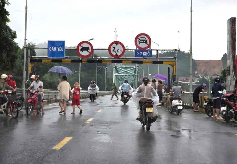 L&agrave;o Cai: Người đi bộ v&agrave; những loại phương tiện n&agrave;o được qua cầu Y&ecirc;n B&aacute;i từ 15h h&ocirc;m nay?- Ảnh 1.