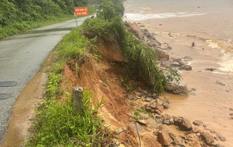 Huế: Bờ biển bị xâm thực nặng, nhiều tuyến đường sạt lở do triều cường- Ảnh 3. Huế: Bờ biển bị xâm thực nặng, nhiều tuyến đường sạt lở do triều cường- Ảnh 3.