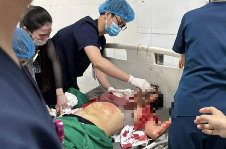 Nghệ An: Người đ&agrave;n &ocirc;ng x&ocirc;ng v&agrave;o bệnh viện d&ugrave;ng hung kh&iacute; đ&acirc;m nhiều người bị thương- Ảnh 1.