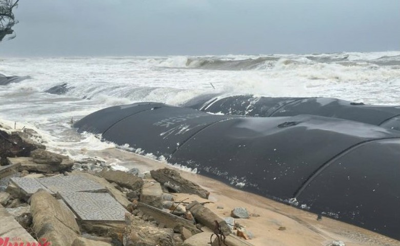 Huế: Bờ biển bị xâm thực nặng, nhiều tuyến đường sạt lở do triều cường- Ảnh 8. Huế: Bờ biển bị xâm thực nặng, nhiều tuyến đường sạt lở do triều cường- Ảnh 8.