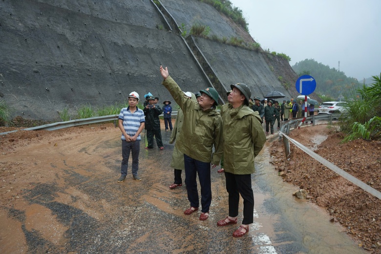 Huế: Bờ biển bị xâm thực nặng, nhiều tuyến đường sạt lở do triều cường- Ảnh 10. Huế: Bờ biển bị xâm thực nặng, nhiều tuyến đường sạt lở do triều cường- Ảnh 10.
