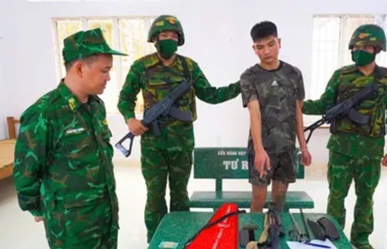 T&acirc;y Ninh: Bắt giữ thanh ni&ecirc;n mang s&uacute;ng AK khi l&agrave;m thủ tục xuất cảnh sang Campuchia- Ảnh 1.
