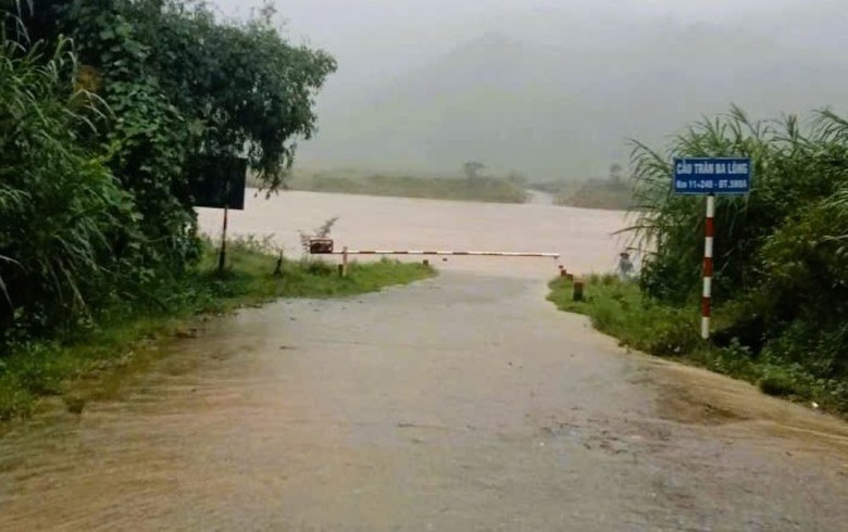 Mưa lớn g&acirc;y ngập, sạt lở tại nhiều tuyến giao th&ocirc;ng ở Quảng Trị- Ảnh 1.
