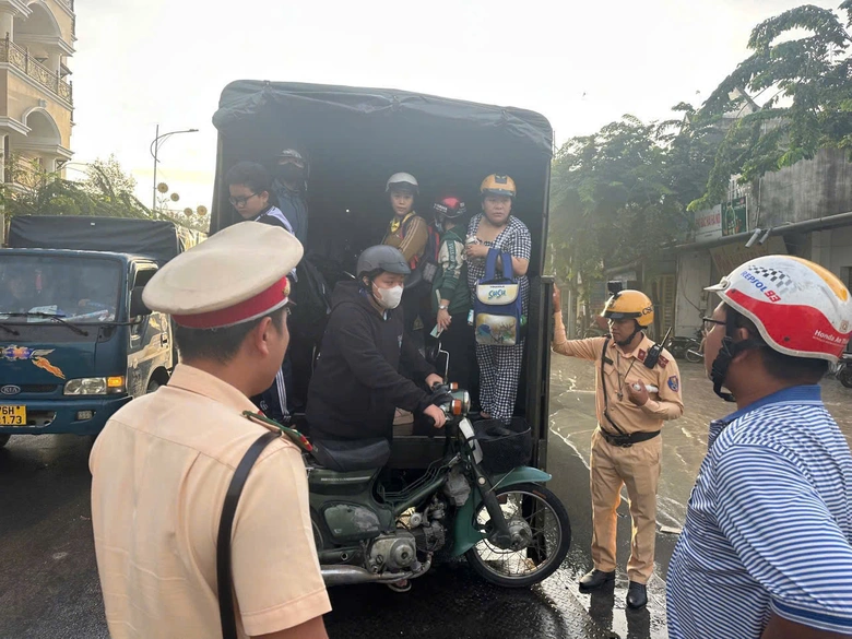 TP.HCM: Cảnh s&aacute;t giải cứu hơn 100 người khỏi nơi ngập lụt, chở học sinh qua v&ugrave;ng nguy hiểm- Ảnh 5.