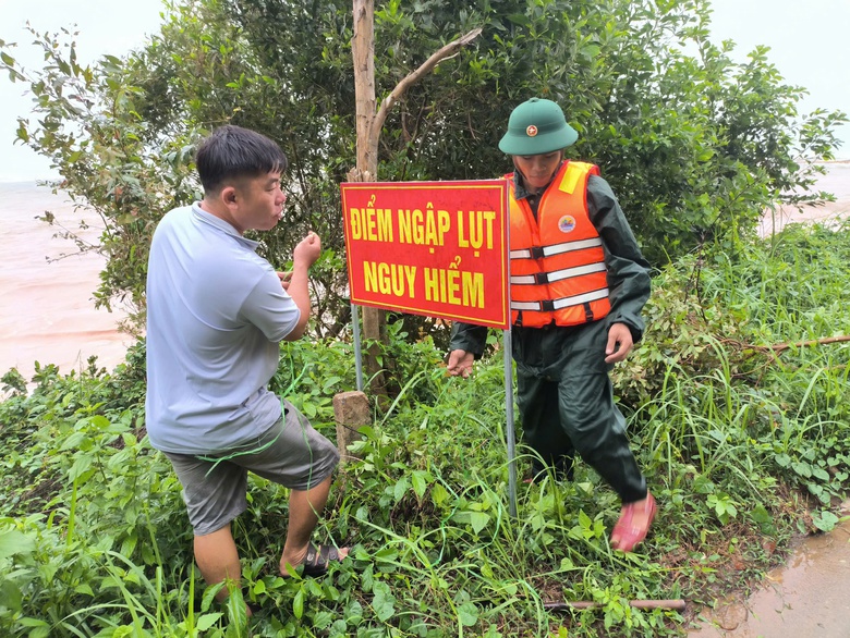 Huế: Bờ biển bị xâm thực nặng, nhiều tuyến đường sạt lở do triều cường- Ảnh 5. Huế: Bờ biển bị xâm thực nặng, nhiều tuyến đường sạt lở do triều cường- Ảnh 5.