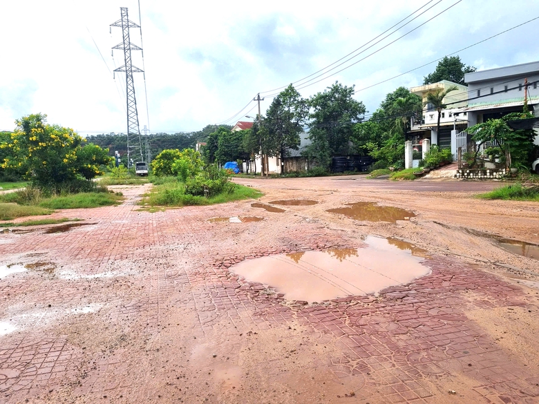 Gia Lai: Xà bần, rác thải bủa vây dự án môi trường, mất an toàn giao thông- Ảnh 7. Gia Lai: Xà bần, rác thải bủa vây dự án môi trường, mất an toàn giao thông- Ảnh 7.