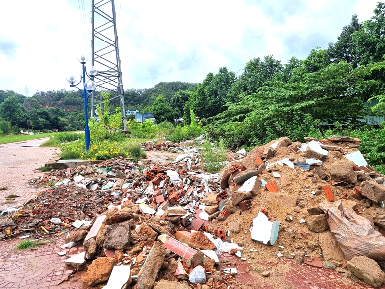 Gia Lai: Xà bần, rác thải bủa vây dự án môi trường, mất an toàn giao thông- Ảnh 6. Gia Lai: Xà bần, rác thải bủa vây dự án môi trường, mất an toàn giao thông- Ảnh 6.