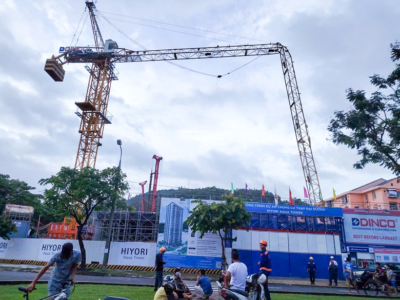 Đà Nẵng: Gãy cần cẩu tại dự án chung cư 25 tầng HIYORI Aqua Tower- Ảnh 1. Đà Nẵng: Gãy cần cẩu tại dự án chung cư 25 tầng HIYORI Aqua Tower- Ảnh 1.