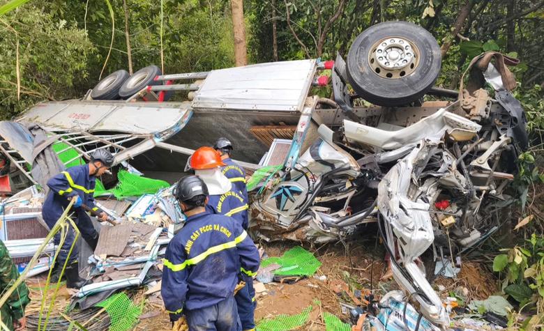 Hiện trường vụ lật xe tải l&agrave;m 4 người thương vong tr&ecirc;n quốc lộ 14C- Ảnh 6.