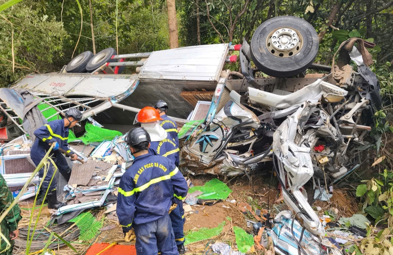 Hiện trường vụ lật xe tải l&agrave;m 4 người thương vong tr&ecirc;n quốc lộ 14C- Ảnh 3.
