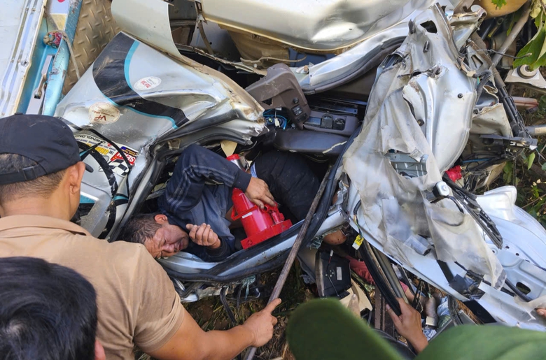 Hiện trường vụ lật xe tải l&agrave;m 4 người thương vong tr&ecirc;n quốc lộ 14C- Ảnh 4.