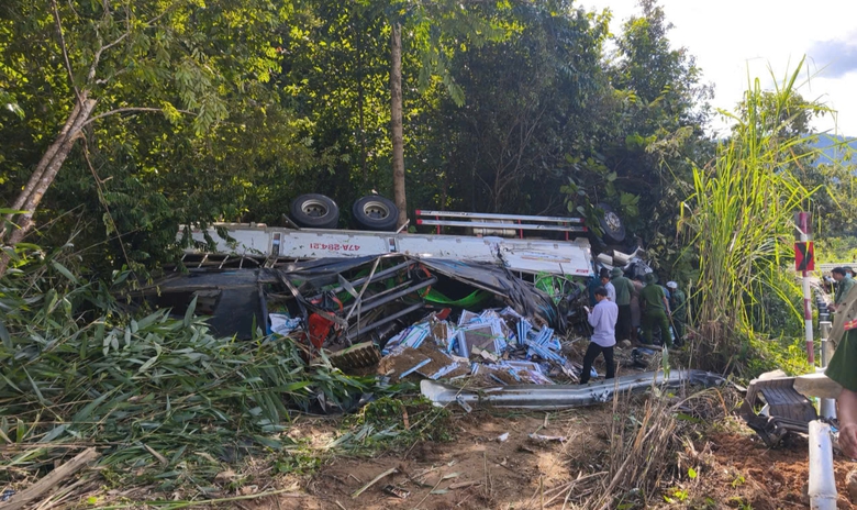 Hiện trường vụ lật xe tải l&agrave;m 4 người thương vong tr&ecirc;n quốc lộ 14C- Ảnh 2.