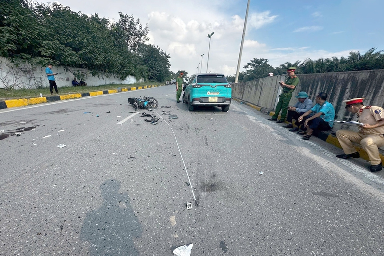 Khởi tố t&agrave;i xế taxi đi ngược chiều g&acirc;y tai nạn chết người tr&ecirc;n đường gom đại lộ Thăng Long- Ảnh 1.