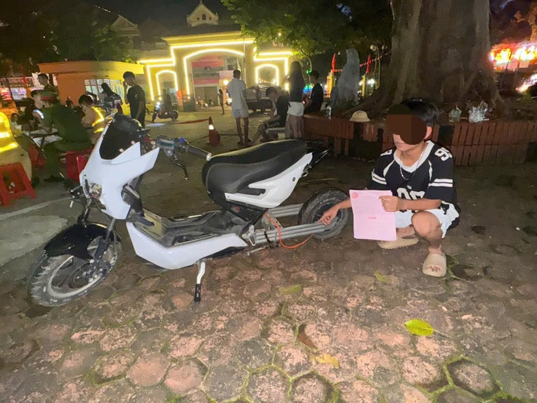 CSGT Bắc Ninh xử phạt học sinh đi xe m&aacute;y điện độ, chế tăng vận tốc- Ảnh 2.