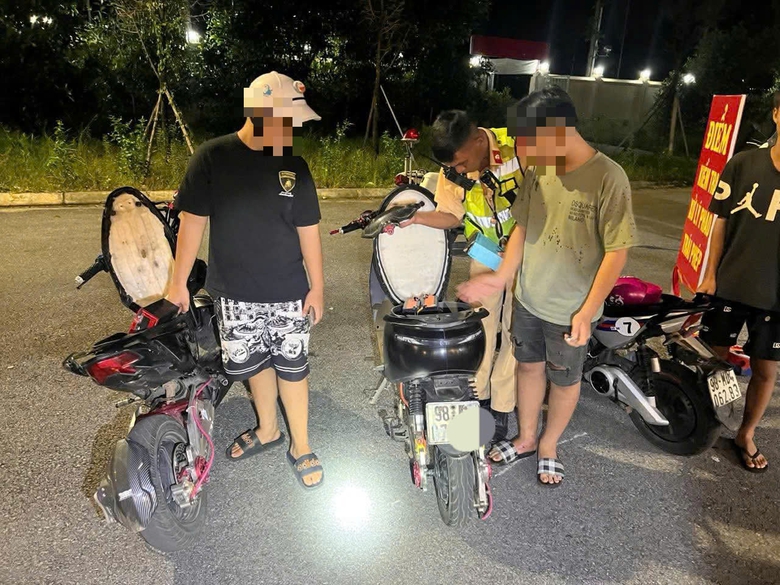 CSGT Bắc Ninh xử phạt học sinh đi xe m&aacute;y điện độ, chế tăng vận tốc- Ảnh 1.