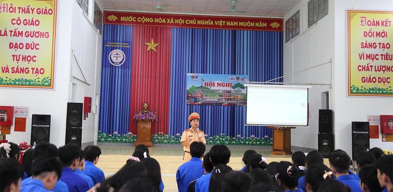 Tuyên Quang: Hơn 1.000 học sinh được tuyên truyền pháp luật về an toàn giao thông- Ảnh 1. Tuyên Quang: Hơn 1.000 học sinh được tuyên truyền pháp luật về an toàn giao thông- Ảnh 1.