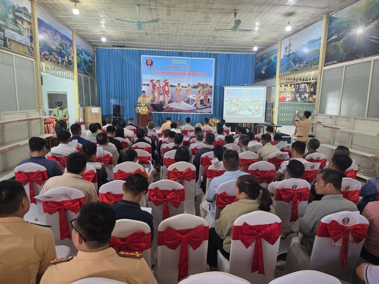 Lào Cai: Người dân giao nộp vũ khí, vật liệu nổ được tặng áo phao- Ảnh 1. Lào Cai: Người dân giao nộp vũ khí, vật liệu nổ được tặng áo phao- Ảnh 1.